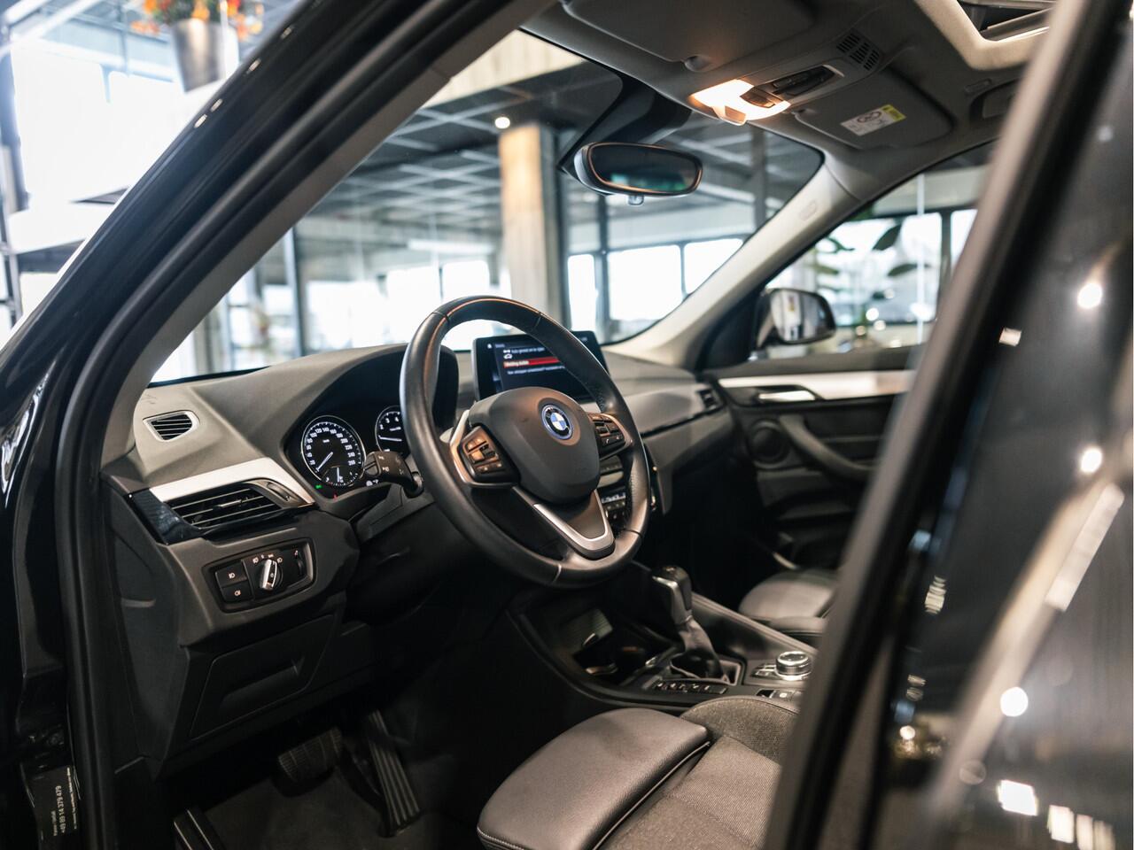 BMW X1 xDrive25e High Executive Sportline | Panorama | Camera | HUD | 4x4 | Stoelverwarming