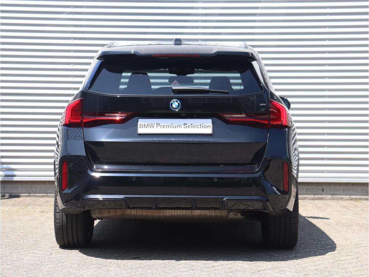 BMW X1 xDrive25e | M Sportpakket | Panodak | Getint Glas | Sportstoelen | Verwarmbare Voorstoelen | Camera | Climate Control | 19'' LMV