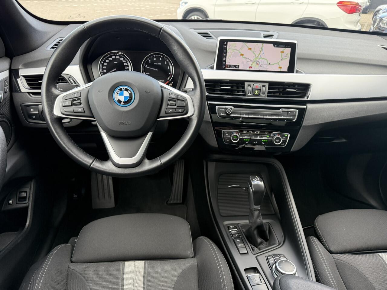 BMW X1 xDrive 25e Advantage Panoramadak Trekhaak LED Achteruitrijcamera Navi Pro HiFi-speakersysteem DAB