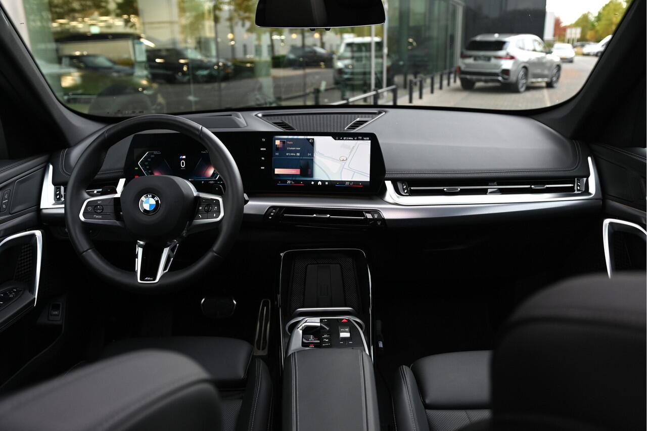 BMW X1 sDrive20i High Executive M Sport Automaat / Panoramadak / Trekhaak / Sportstoelen / M Adaptief onderstel / Comfort Access / Parking Assistant Plus / Adaptieve LED / Head-Up