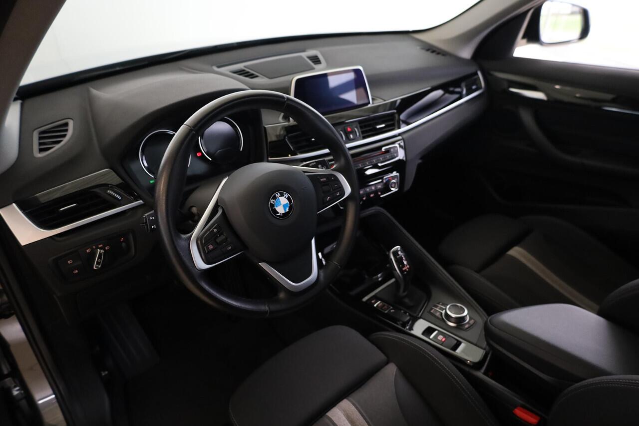 BMW X1 sDrive18i High Executive | Elektrisch Glazen Panorama-dak | Voorstoelen Verwarmd | Elektrisch Bedienbare Achterklep