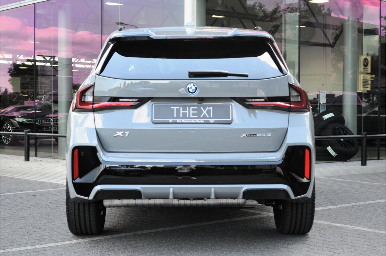 BMW X1 xDrive25e High Executive M Sport Automaat / Panoramadak / Trekhaak / M Sportstoelen / Adaptieve LED / M Adaptief onderstel / Parking Assistant Plus / Stuurverwarming