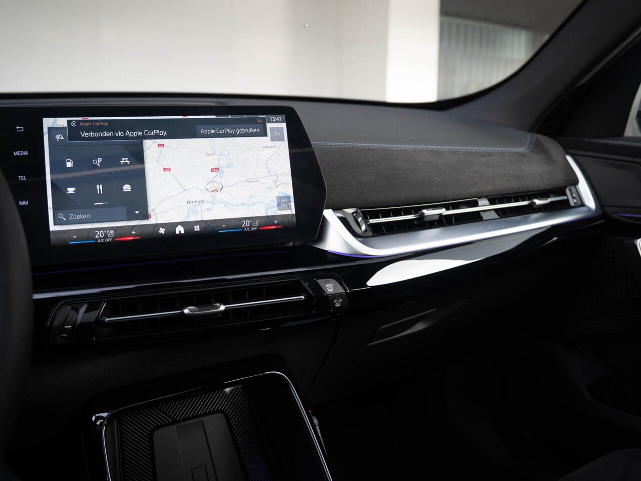 BMW X1 sDrive20i | M Sportpakket | Travel Pack | Verwarmd Stuurwiel | Comfort Access | Achteruitrijcamera | Panoramadak | Trekhaak