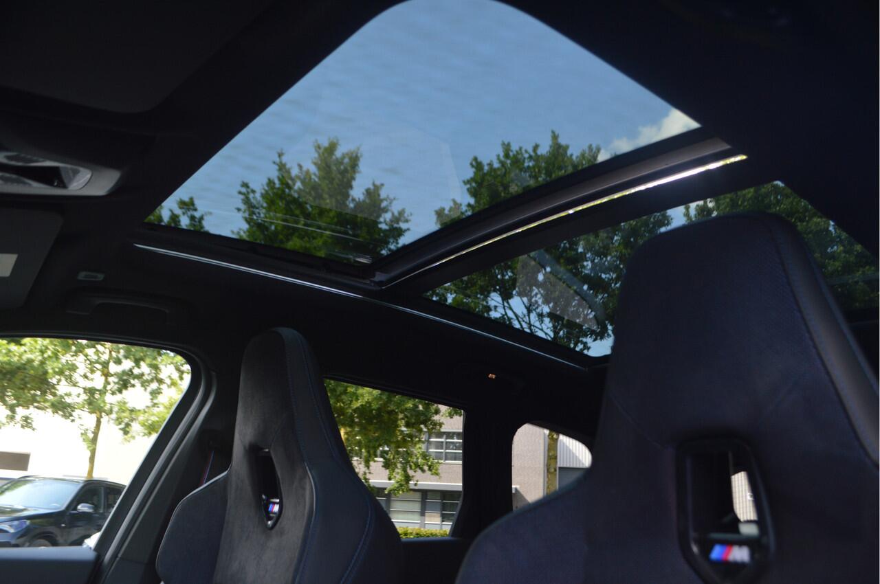BMW X1 xDrive25e High Executive M Sport Automaat / Panoramadak / Trekhaak / M Sportstoelen / Adaptieve LED / M Adaptief onderstel / Parking Assistant Plus / Stuurverwarming