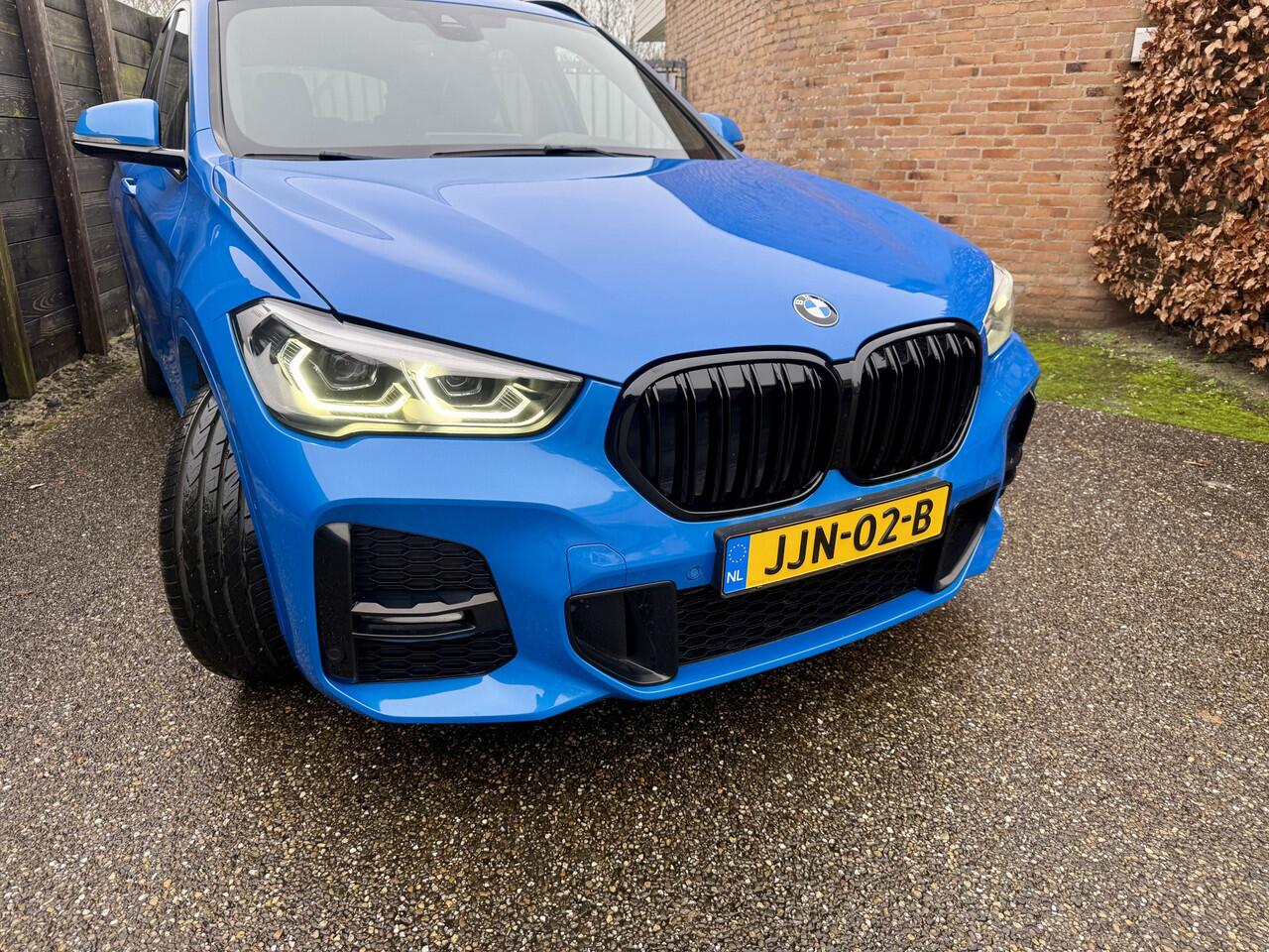 BMW X1 sDrive18i High Executive M-sport, vol leder, head up disp.