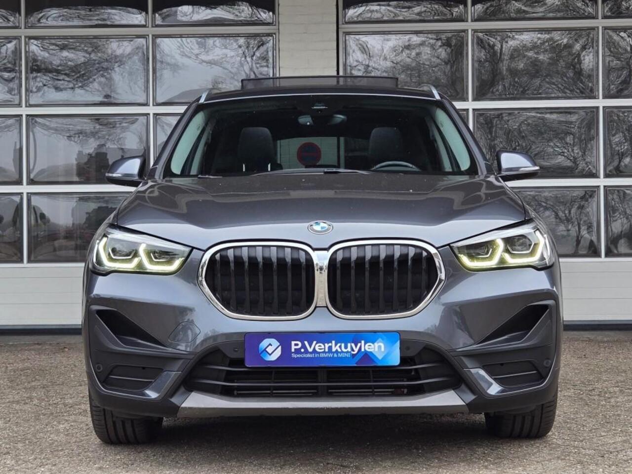 BMW X1 XDRIVE25E SPORT LINE | SPORTSTOELEN | PANORAMA | CAMERA | KEYLESS |