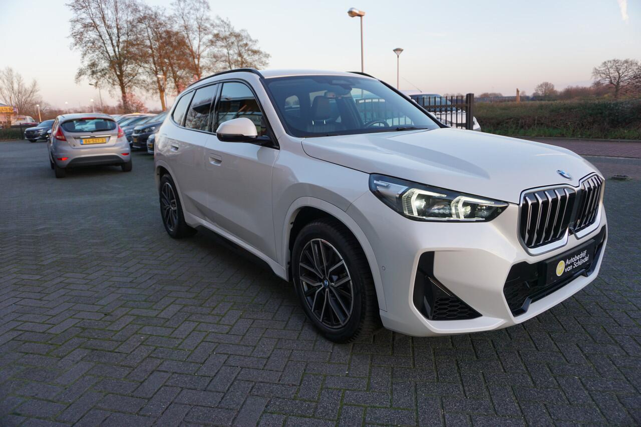 BMW X1 23I 204PK M-SPORT SUPER NETTE STAAT VOLLEDIG DEALER ONDERHOUDEN ELECTR.TREKHAAK 360CAMERA ZWARTE HEMEL VOL LEDER STOELVERWARMING CRUISE CLIMA KEYLESS ELECTR.KLEP LMV FULL LED ENZ...