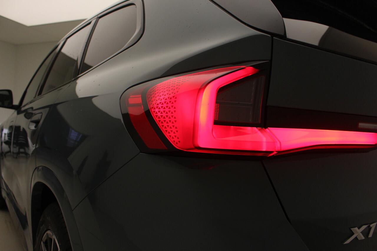 BMW X1 xDrive25e M-Sport | Panorama | Voorbereiding Driving Assistant Plus | Trekhaak | Camera