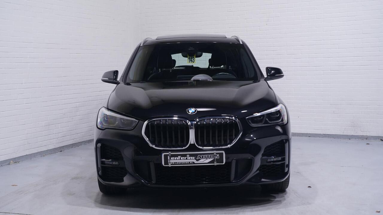 BMW X1 sDrive20i M Sport Panoramadak 1e Eig. NAP Head up Camera Apple Carplay Led koplampen