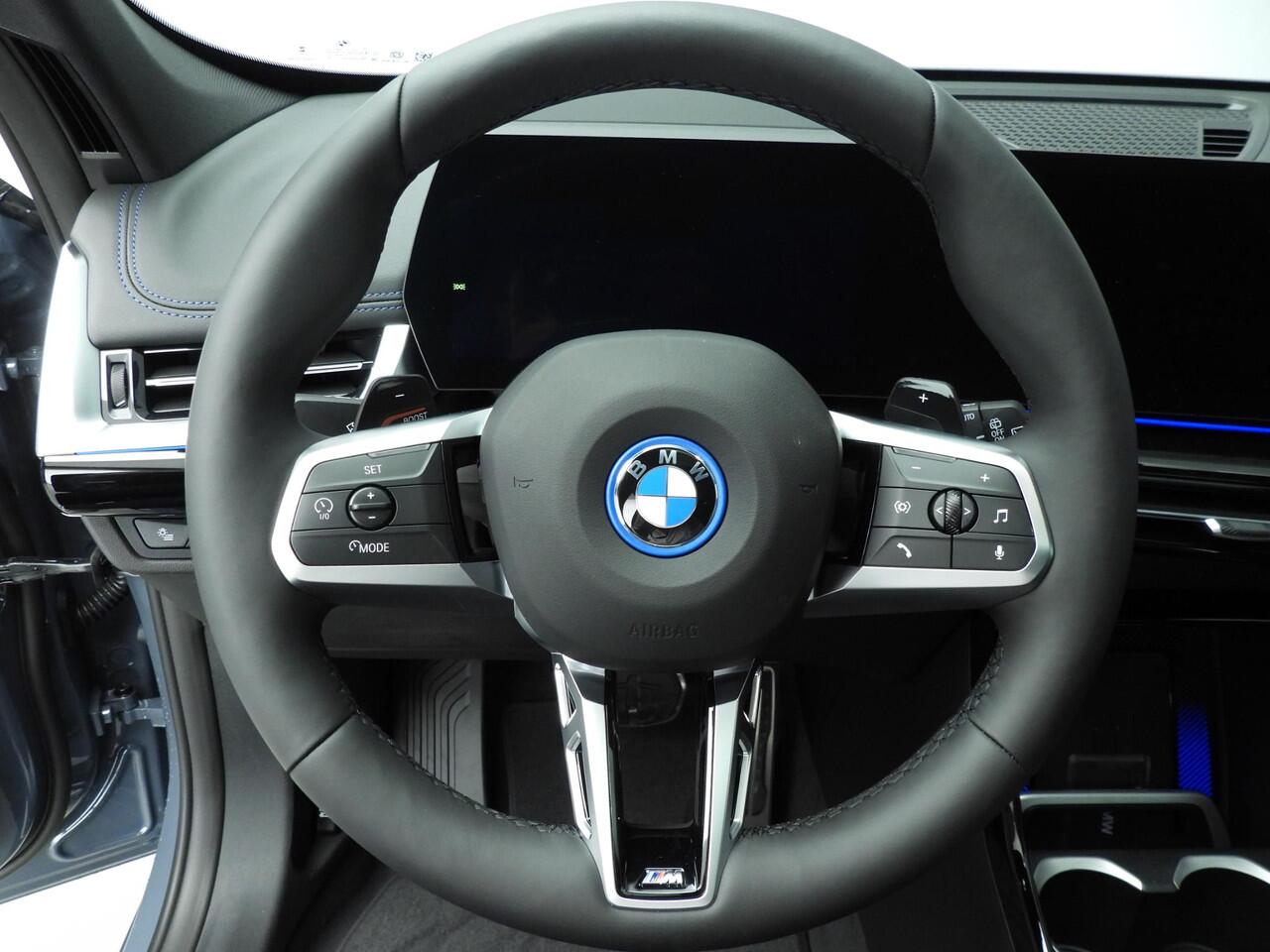 BMW X1 xDrive25e | M-Sportpakket | LED | HUD | Active cruise | Trekhaak | Schuifdak | DAB | Harman-kardon sound | Alu 19 inch