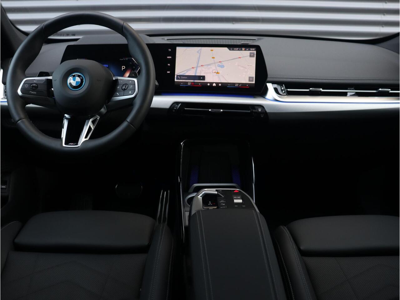 BMW X1 xDrive25e | M Sportpakket Pro | Individual Lak | Panodak | Head-Up | Trekhaak | Driving Assistant Plus | Elektr. Stoelen | Harman Kardon | Parking Assistant Plus | 19'' LMV