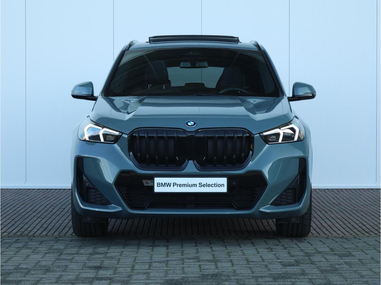 BMW X1 xDrive30e M Sportpakket/ Verwarmd Stuurwiel/ Trekhaak/ Achteruitrijcamera/ Panoramadak/ Driving Assistant Plus/ Stoelverwarming
