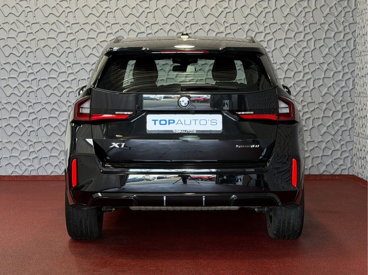 BMW X1 SDRIVE M-SPORT SHADOW LINE NAVI LED ELEK.KLEP ADAP.CRUISE LEER/ALCANTARA CAMERA M-SPORT INTERIEUR / EXTERIEUR ? Top Auto's. Al 30 Jaar uw Bmw Specialist in , BMW M / M Sport / PHEV / HEV / Hybrid / Mhev / 25e / 30e / xDrive25e // xDrive30e / sDrive18i / 