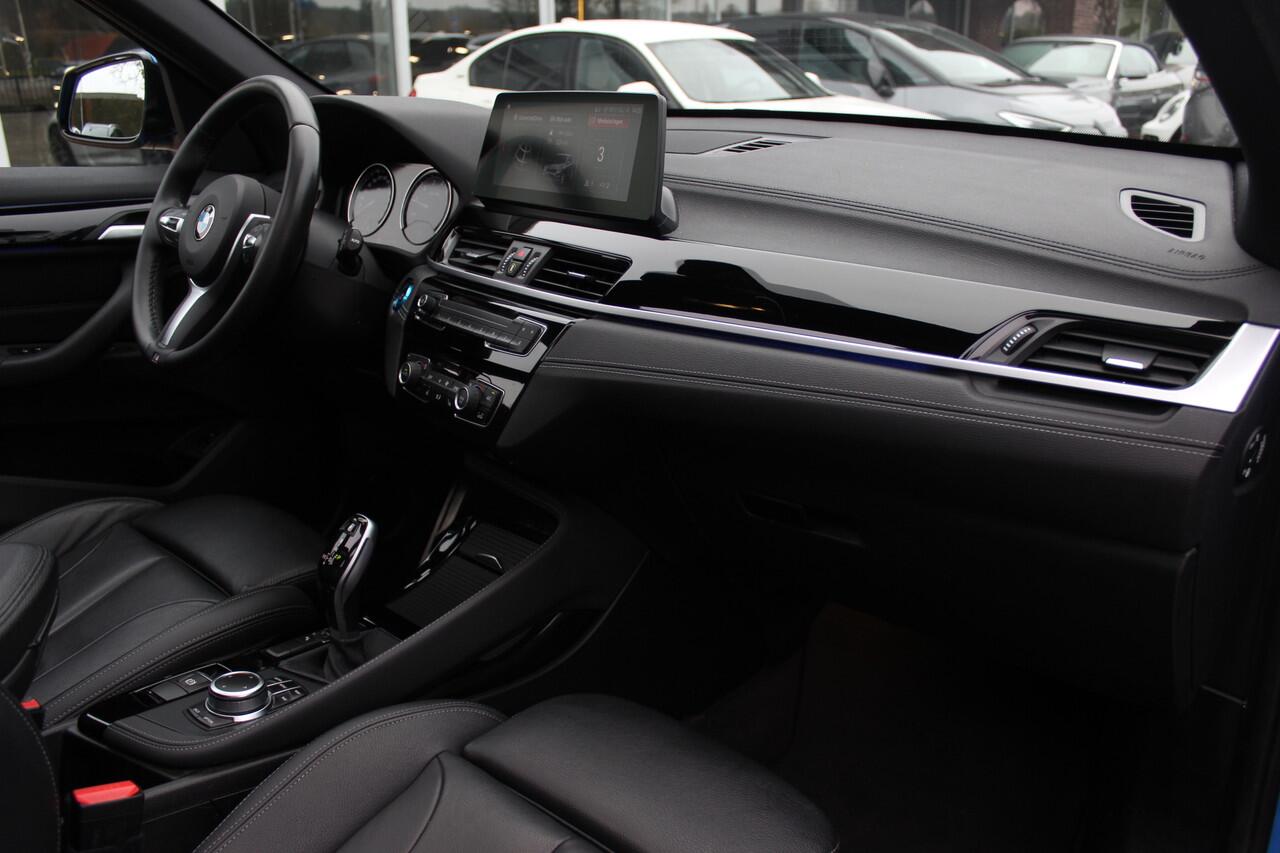 BMW X1 sDrive20i High Executive Ed. M Sport / Trekhaak / Panoramadak / Camera / Head-up / 19'' / Memory seats / Leder / Stuurverwarming / Navigatie / DAB / Stoelverwarming / Cruise Control