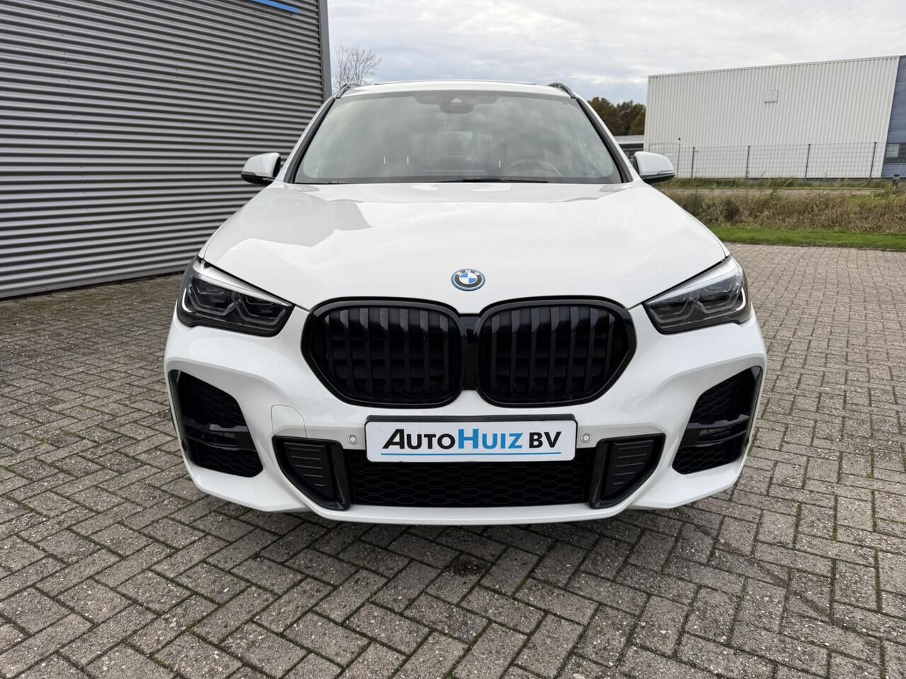 BMW X1 xDrive25e High Executive M Sport LED Head-Up Display Panoramadak Trekhaak Elek. Stoelverstelling 19 Inch Achteruitrijcamera Stuurverwarming ACC BTW Vol!!!!