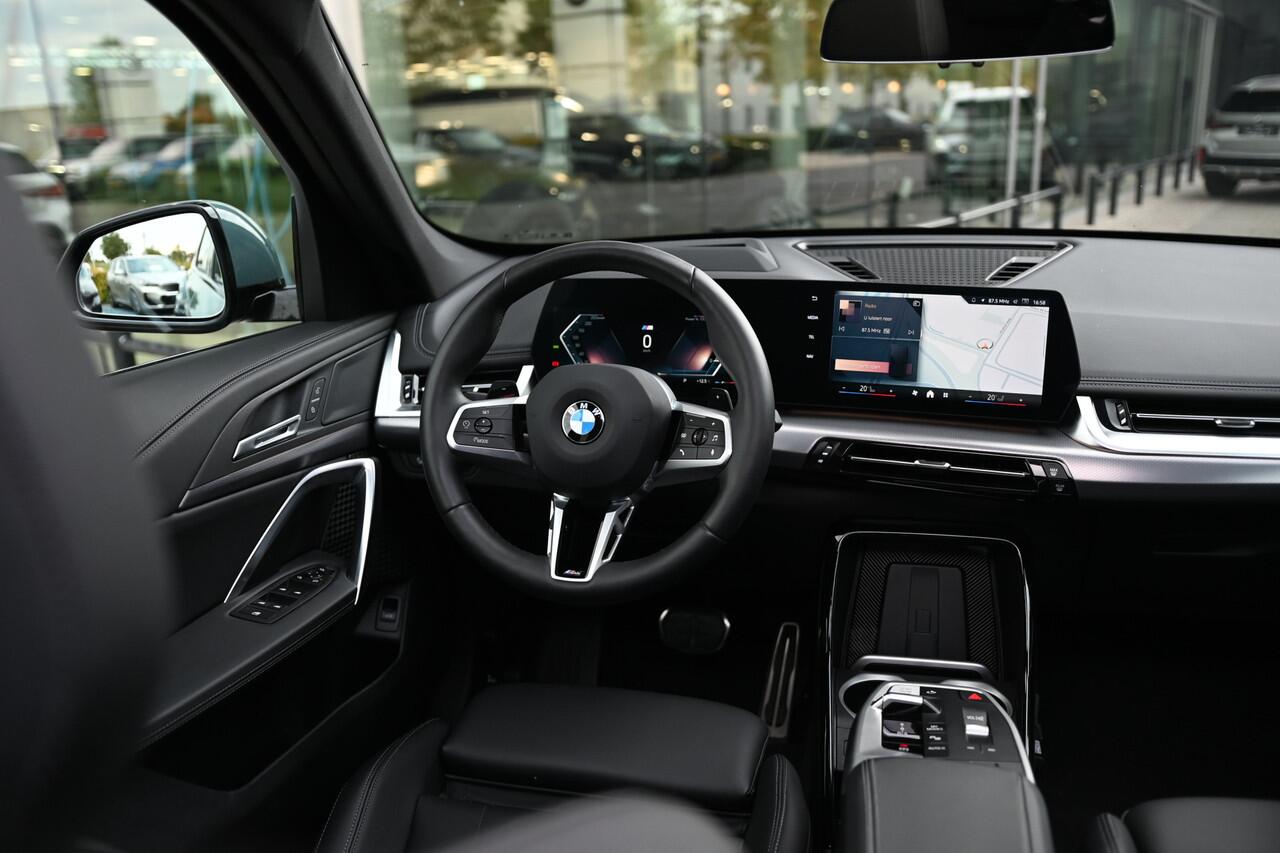 BMW X1 sDrive20i High Executive M Sport Automaat / Panoramadak / Trekhaak / Sportstoelen / M Adaptief onderstel / Comfort Access / Parking Assistant Plus / Adaptieve LED / Head-Up