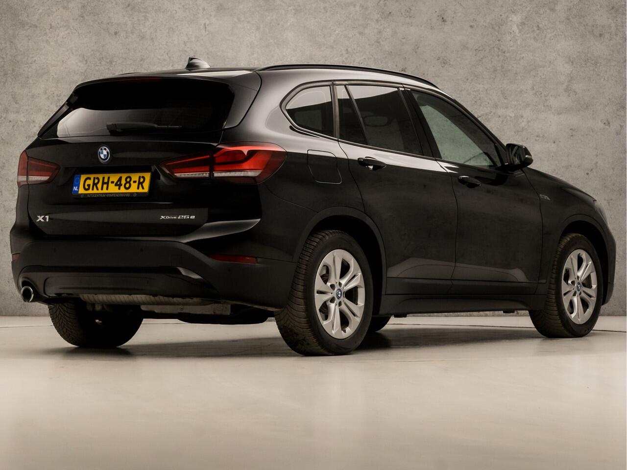 BMW X1 xDrive25e Sportline 221Pk Automaat (GROOT NAVI, CLIMATE, ALCANTARA, GETINT GLAS, ELEK ACHTERKLEP, SPORTSTOELEN, PARKEERSENSOREN, LED KOPLAMPEN, DAB+, NIEUWSTAAT)