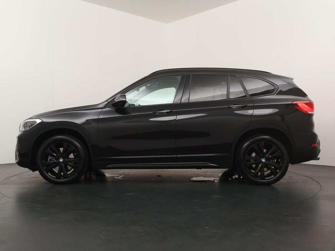 BMW X1 xDrive20i High Executive | Sportline | Glazendak | Getint Glas |