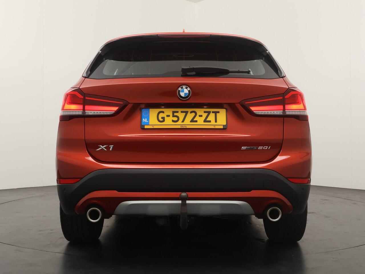 BMW X1 sDrive20i VDL Nedcar Edition | Trekhaak | Stoelverwarming | Head-up Display | Achteruitrijcamera