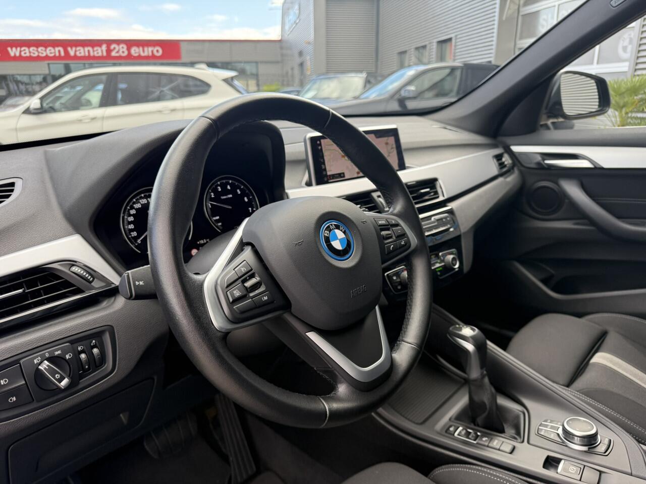 BMW X1 xDrive 25e Advantage Panoramadak Trekhaak LED Achteruitrijcamera Navi Pro HiFi-speakersysteem DAB