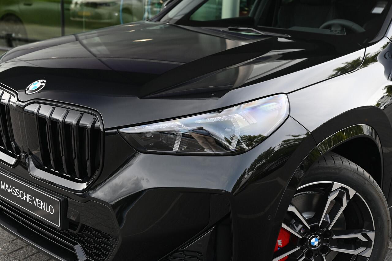 BMW X1 sDrive20i High Executive M Sport Automaat / Panoramadak / Trekhaak / Sportstoelen / M Adaptief onderstel / Adaptieve LED / Parking Assistant Plus / Head-Up / Comfort Access