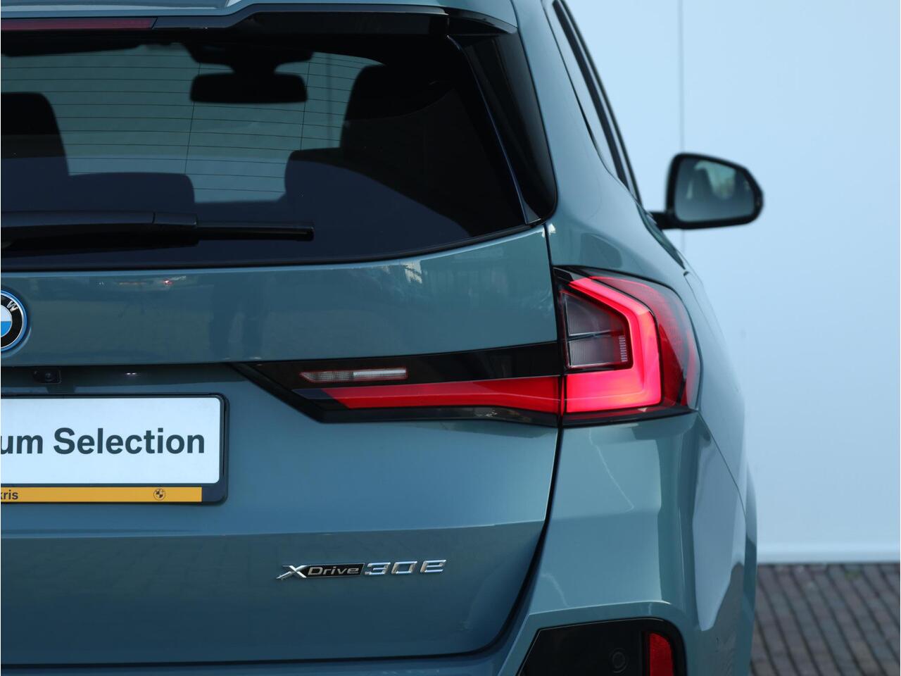 BMW X1 xDrive30e M Sportpakket/ Verwarmd Stuurwiel/ Trekhaak/ Achteruitrijcamera/ Panoramadak/ Driving Assistant Plus/ Stoelverwarming