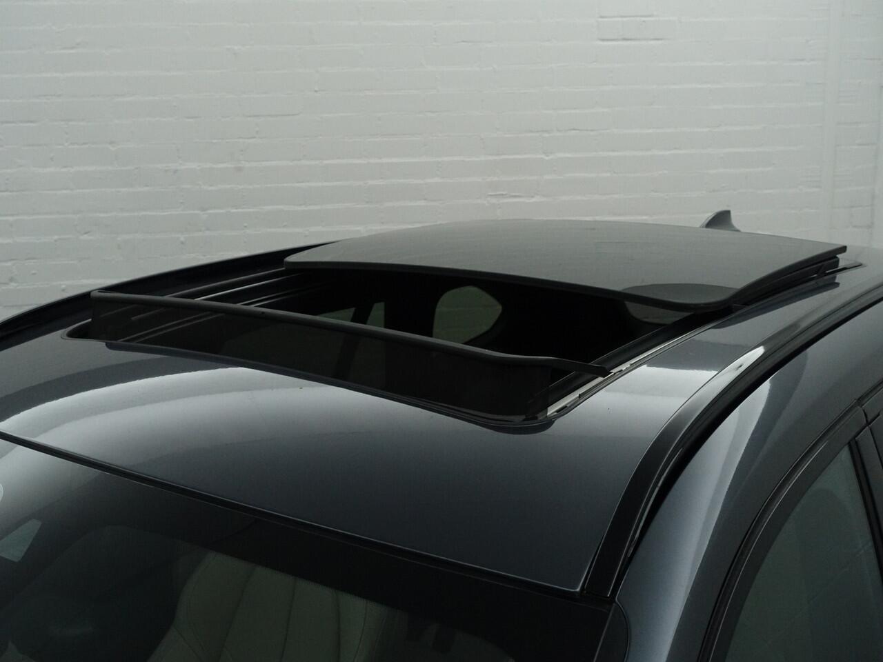 BMW X1 sDrive20i M Sport Aut- Shadowline, Panoramadak, Sport Leder, Head Up, Xenon Led, Park Assist, Stoelverwarming