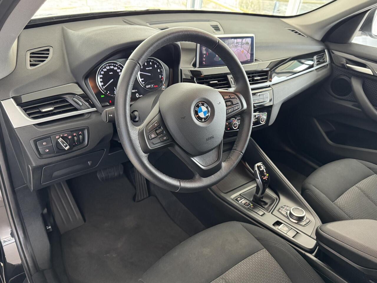 BMW X1 sDrive18iA High Executive | Cruise Control | Camera | Navigatie | Stoelverwarming | LM-Velgen | Climate Control | Elektrisch bedienbare Achterklep | Parkeer Sensoren voor en achter | LED Verlichting
