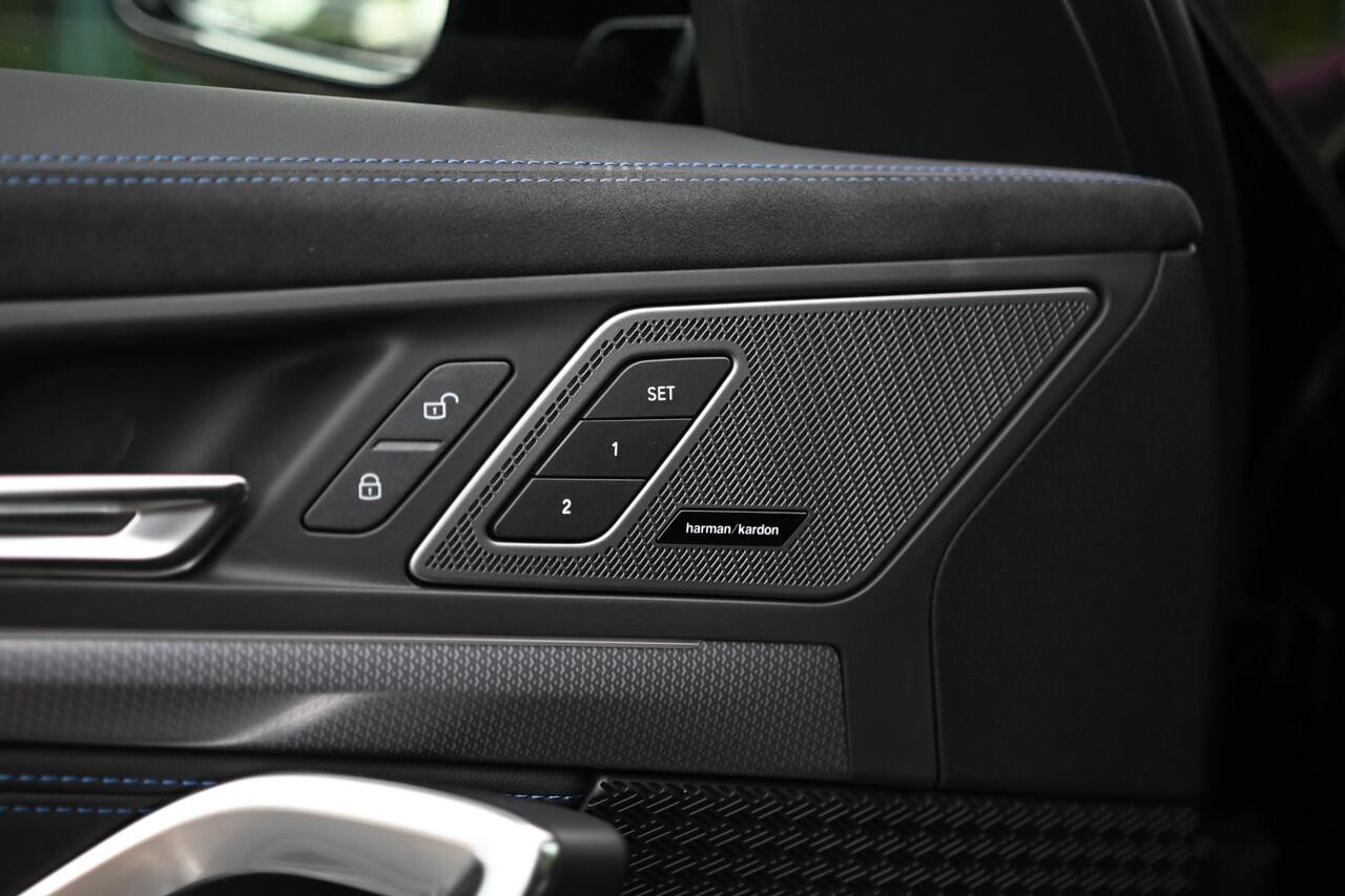 BMW X1 sDrive20i High Executive M Sport Automaat / Panoramadak / Trekhaak / Sportstoelen / M Adaptief onderstel / Adaptieve LED / Parking Assistant Plus / Head-Up / Comfort Access