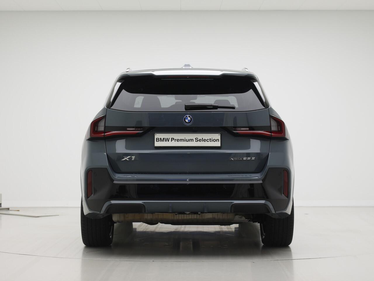 BMW X1 xDrive25e | M-Sport | Panorama | Trekhaak | Voorbereiding Driving Assistant Plus | Privacy Glass | Camera | Stoelverwarming |