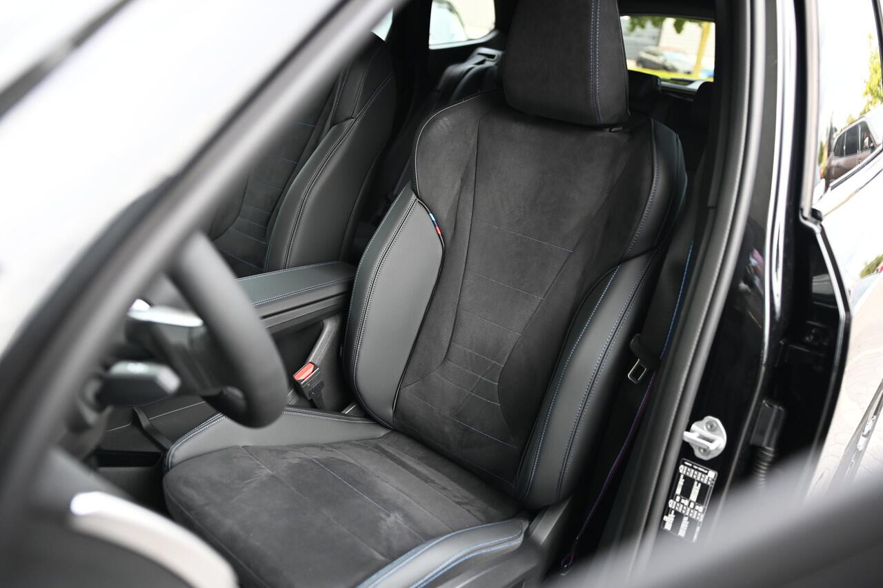 BMW X1 sDrive20i High Executive M Sport Automaat / Panoramadak / Trekhaak / Sportstoelen / M Adaptief onderstel / Adaptieve LED / Parking Assistant Plus / Head-Up / Comfort Access