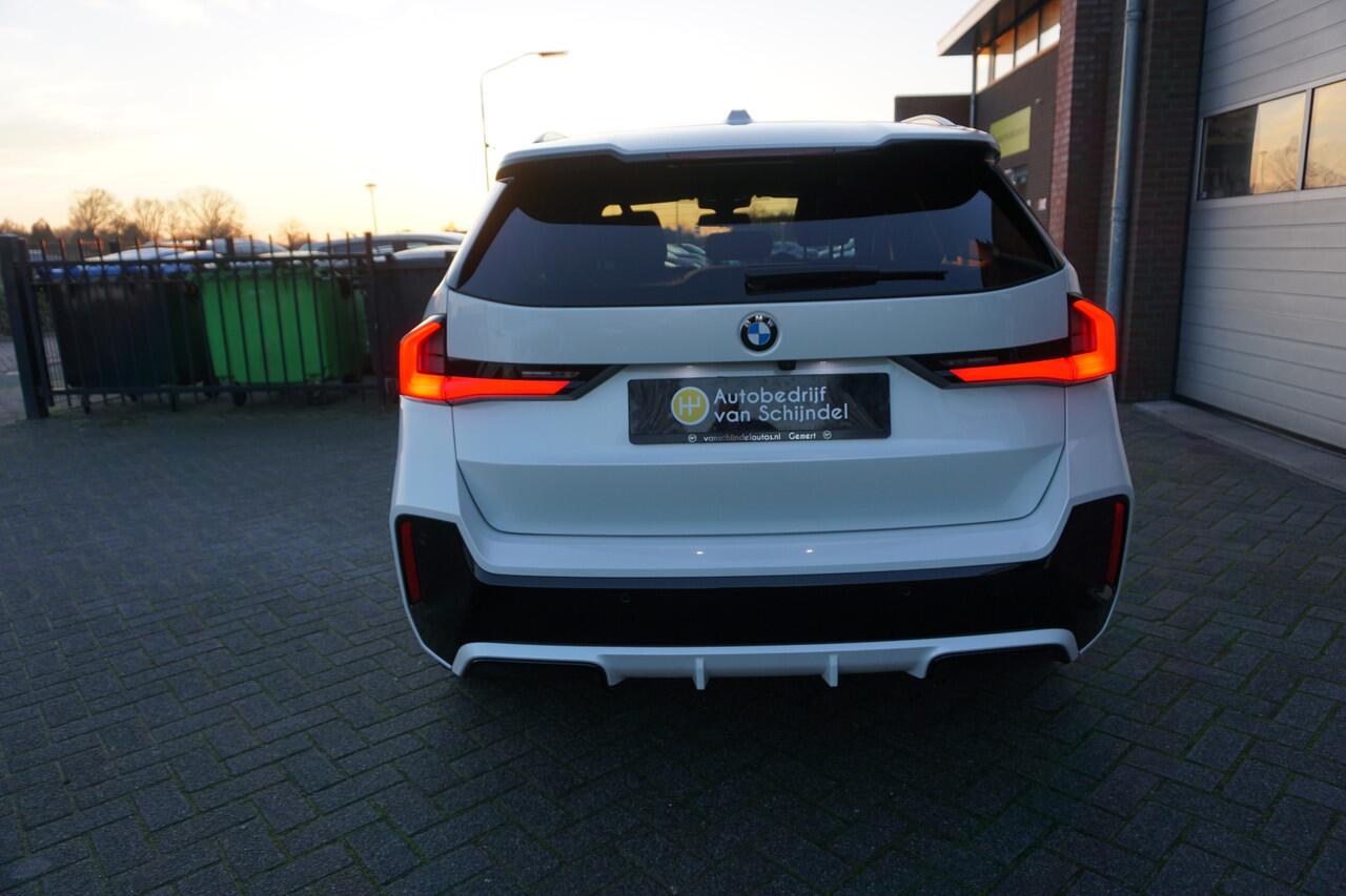 BMW X1 23I 204PK M-SPORT SUPER NETTE STAAT VOLLEDIG DEALER ONDERHOUDEN ELECTR.TREKHAAK 360CAMERA ZWARTE HEMEL VOL LEDER STOELVERWARMING CRUISE CLIMA KEYLESS ELECTR.KLEP LMV FULL LED ENZ...