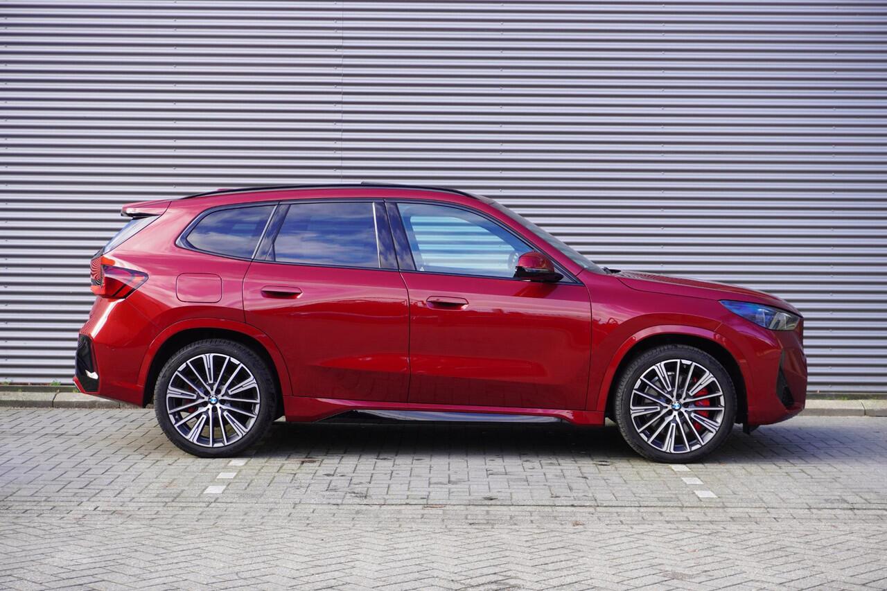 BMW X1 xDrive25e M Sportpakket Pro | Comfort Pack | Trekhaak met elektrisch wegklapbare kogel | Glazen panoramadak | Harman-Kardon sound system | Elektrisch verstelbare stoelen