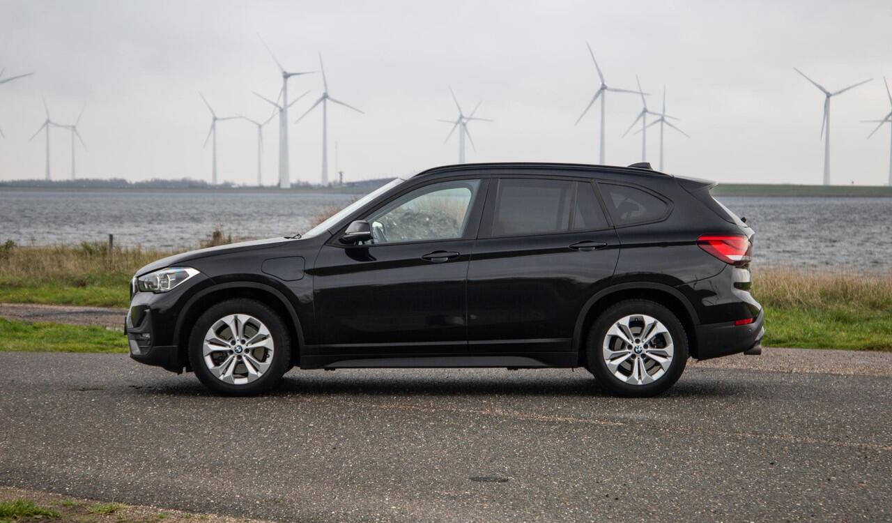 BMW X1 xDrive25e Executive CAMERA / CARPLAY / AUTOMAAT / LEDER / LED / CRUISE CONTROLE / STOELVERWARMING