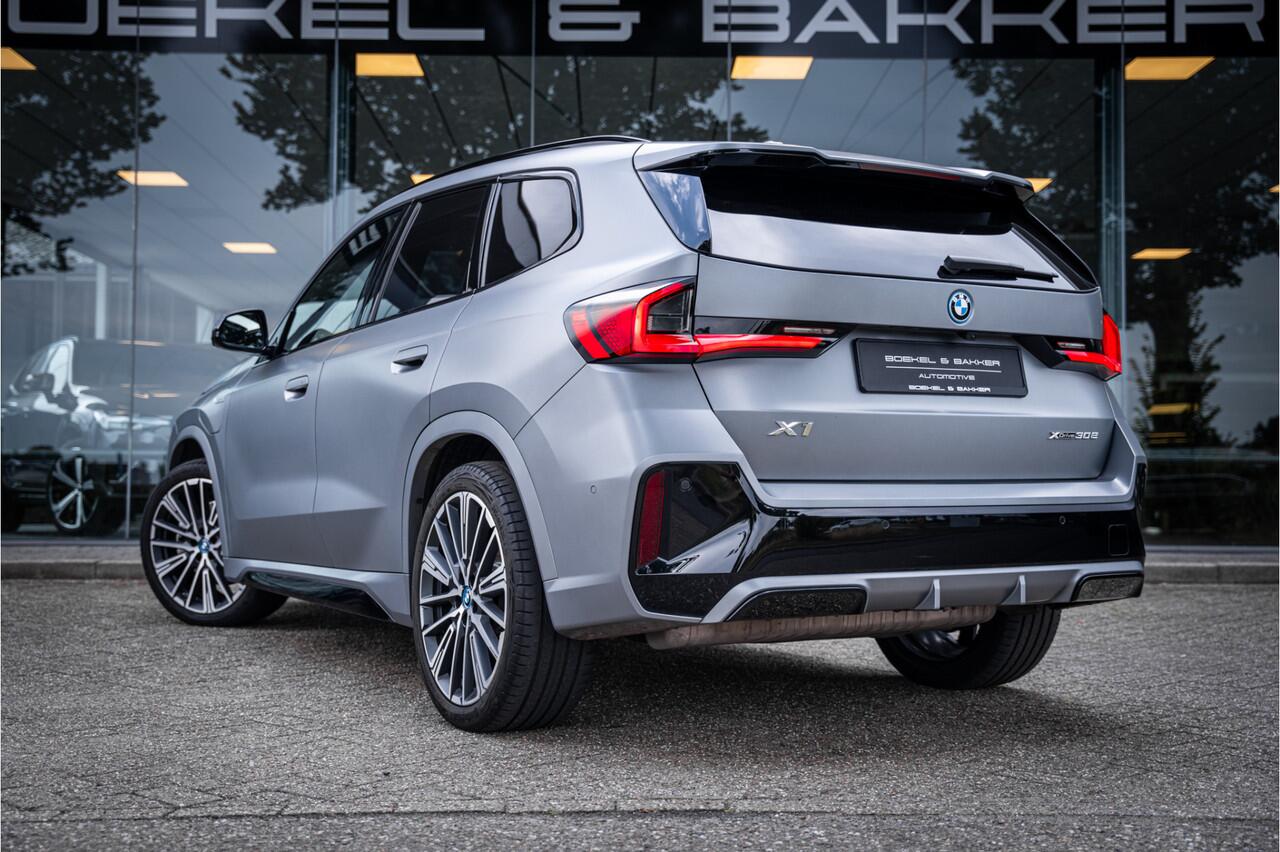 BMW X1 xDrive30e ** Panodak ** Innovation ** Driving Assistant NP 74K ** 1.800kg trekgewicht! Tot 98km elektrisch bereik