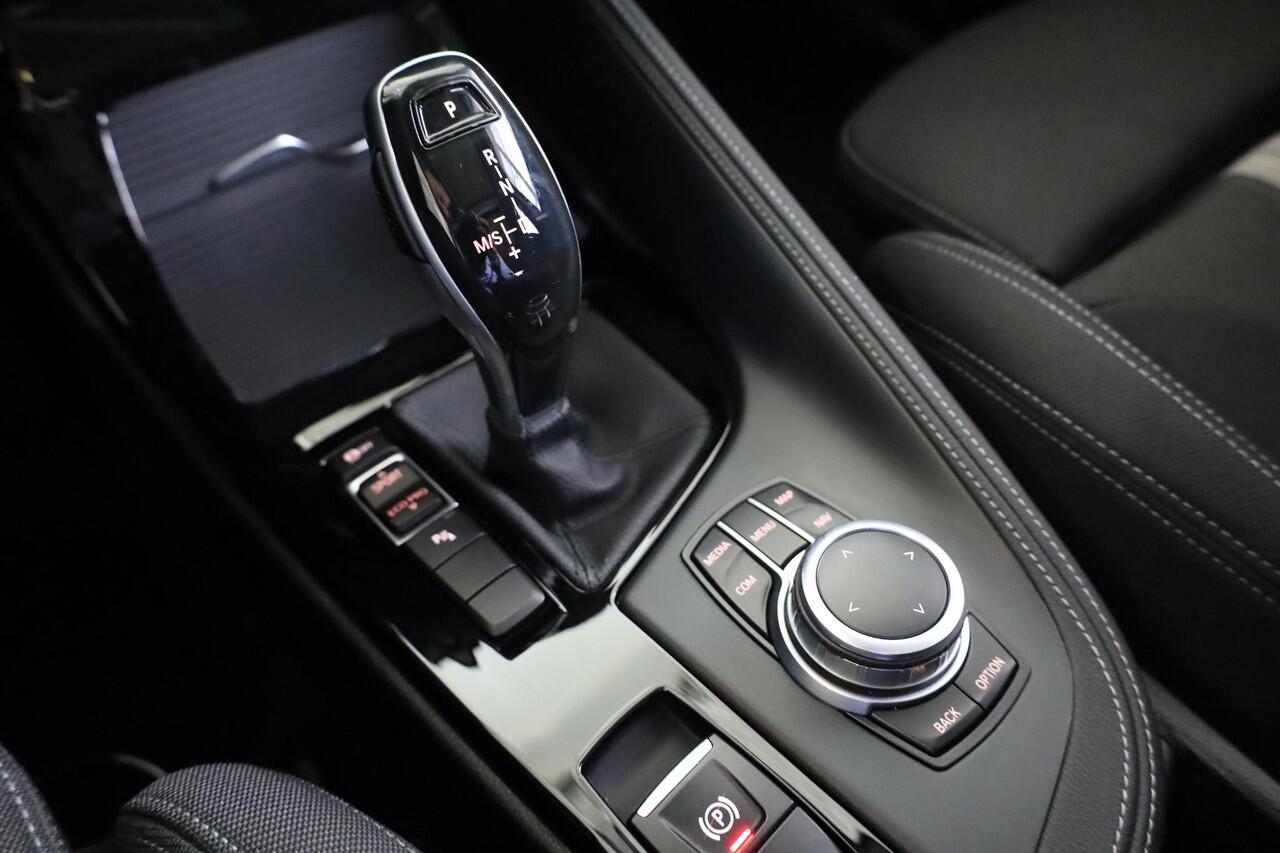 BMW X1 sDrive18i High Executive | Elektrisch Glazen Panorama-dak | Voorstoelen Verwarmd | Elektrisch Bedienbare Achterklep