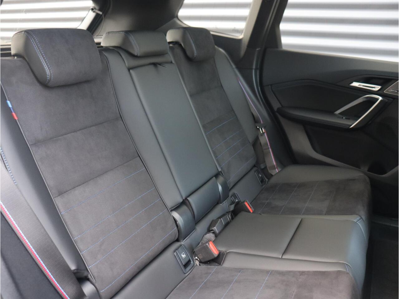 BMW X1 xDrive25e | M Sportpakket Pro | Panodak | Trekhaak | Head-Up | Driving Assistant Plus | Harman Kardon | Elektr. Stoelen | Parking Assistant Plus | 19'' LMV