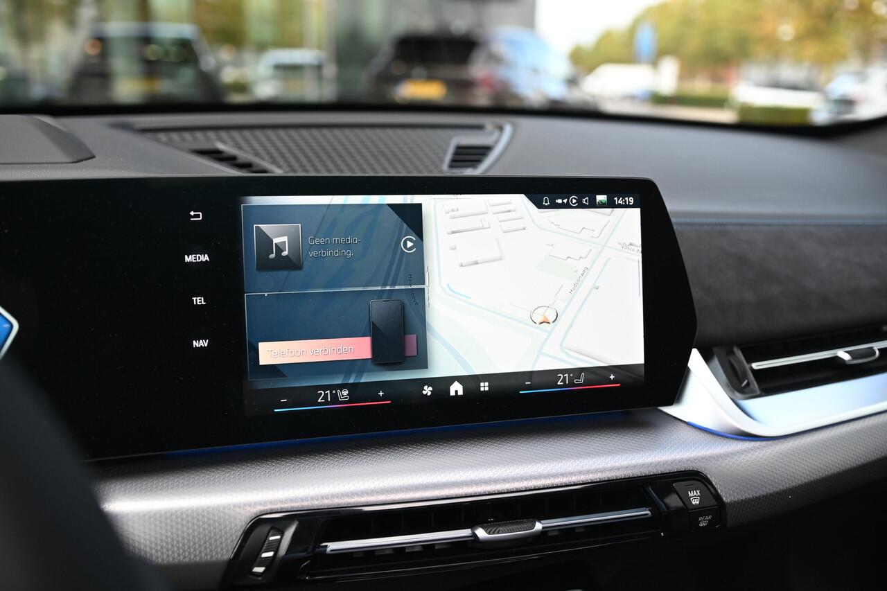 BMW X1 xDrive25e High Executive M Sport Automaat / Panoramadak / Trekhaak / Sportstoelen / M Adaptief onderstel / Head-Up / Adaptieve LED / Parking Assistant Plus /