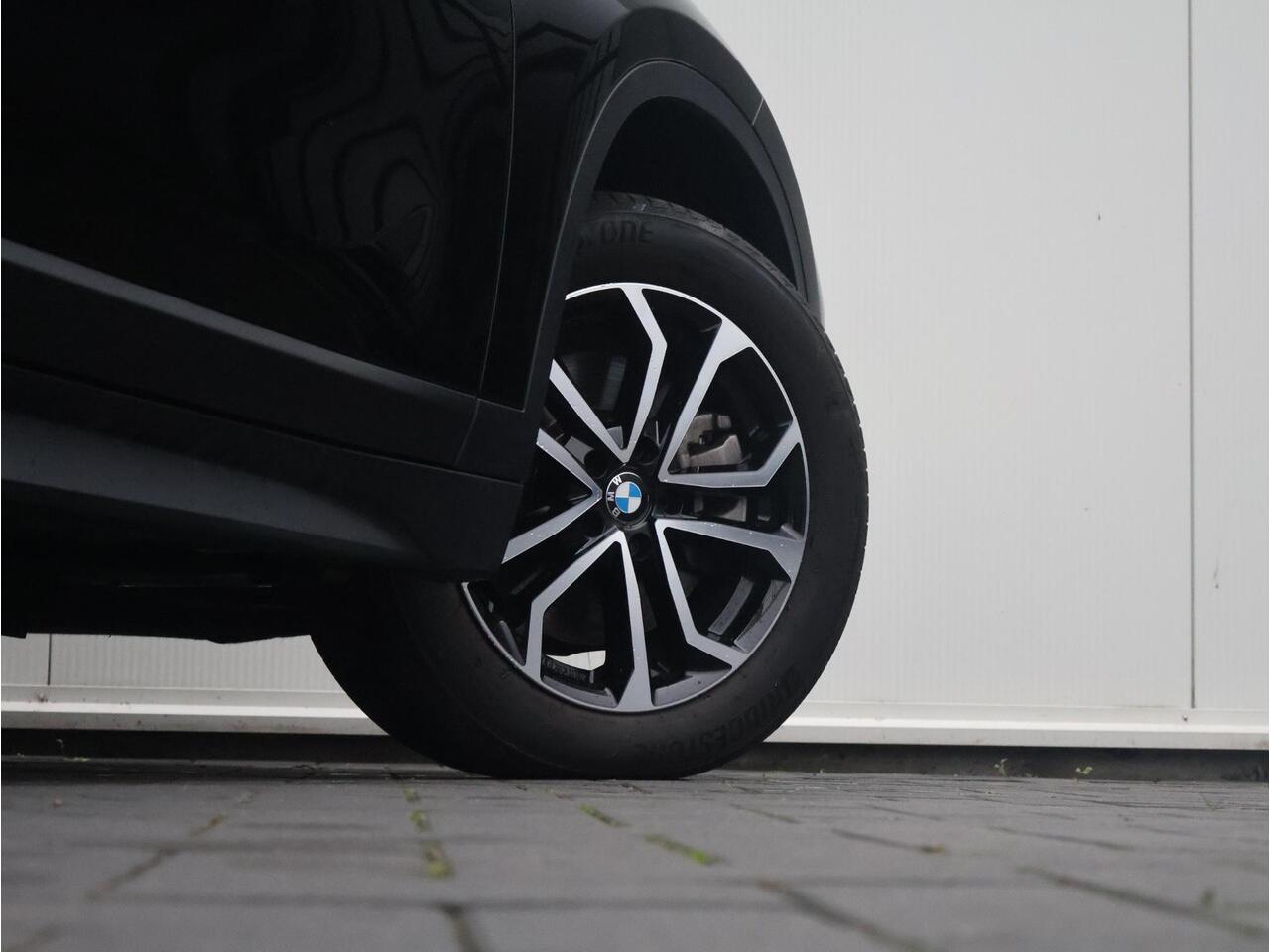 BMW X1 sDrive20i High Executive Achteruitrijcamera/ Stoelverwarming/ Sportstoelen/ Cruise Control/ Elektrische Achterklep