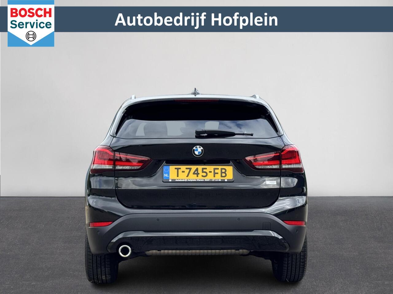BMW X1 sDrive18iA High Executive | Cruise Control | Camera | Navigatie | Stoelverwarming | LM-Velgen | Climate Control | Elektrisch bedienbare Achterklep | Parkeer Sensoren voor en achter | LED Verlichting