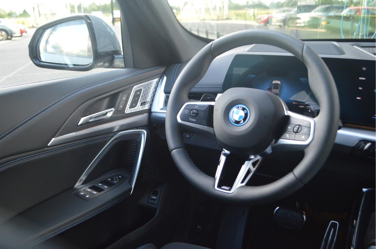 BMW X1 xDrive25e High Executive M Sport Automaat / Panoramadak / Trekhaak / M Sportstoelen / Adaptieve LED / M Adaptief onderstel / Parking Assistant Plus / Stuurverwarming
