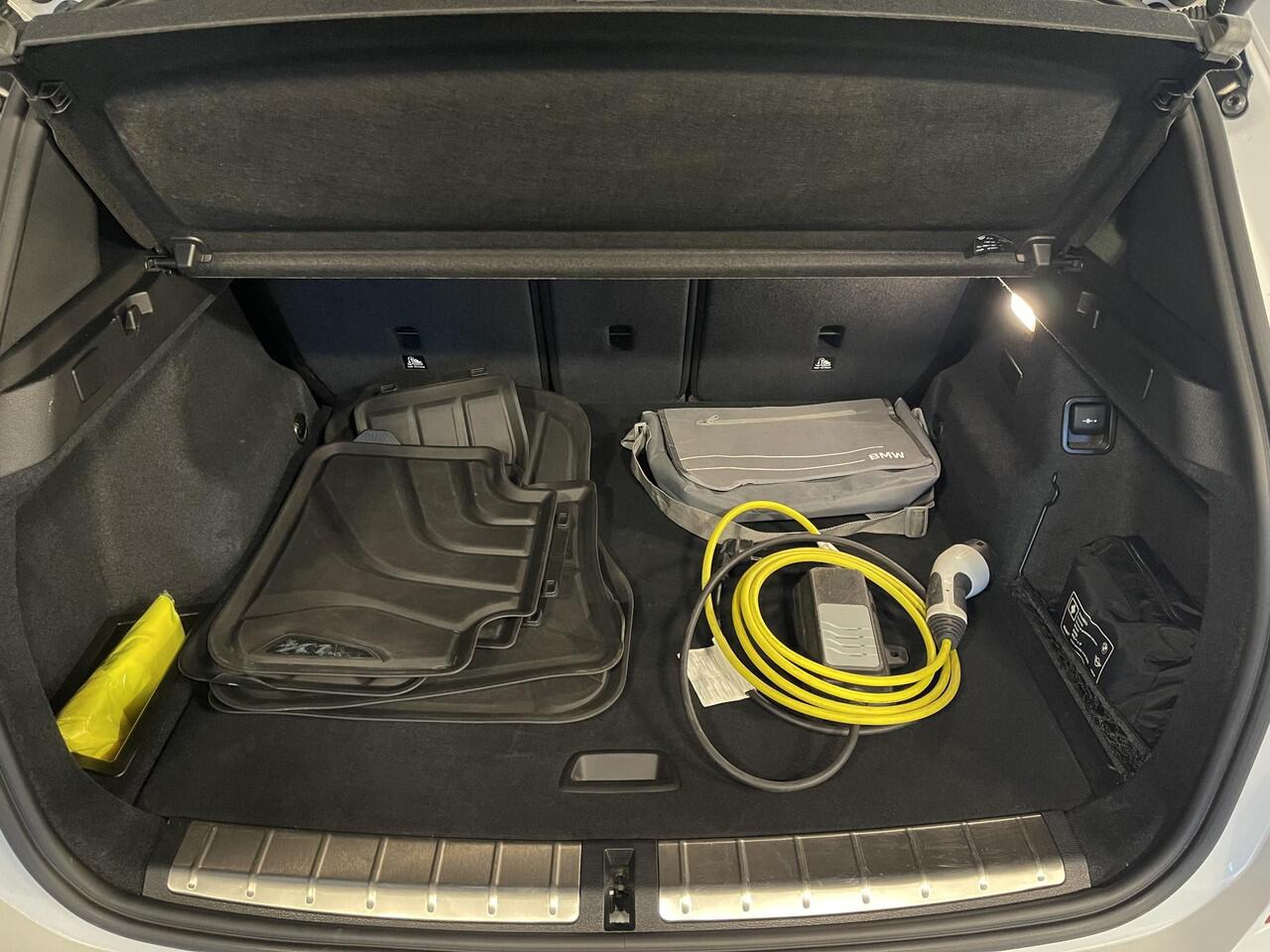 BMW X1 xDrive25e High Executive M Sport 18"/Stoelverwarming/Sportstoelen/Elektrische Klep/LED/DAB/Navigatie/PDC