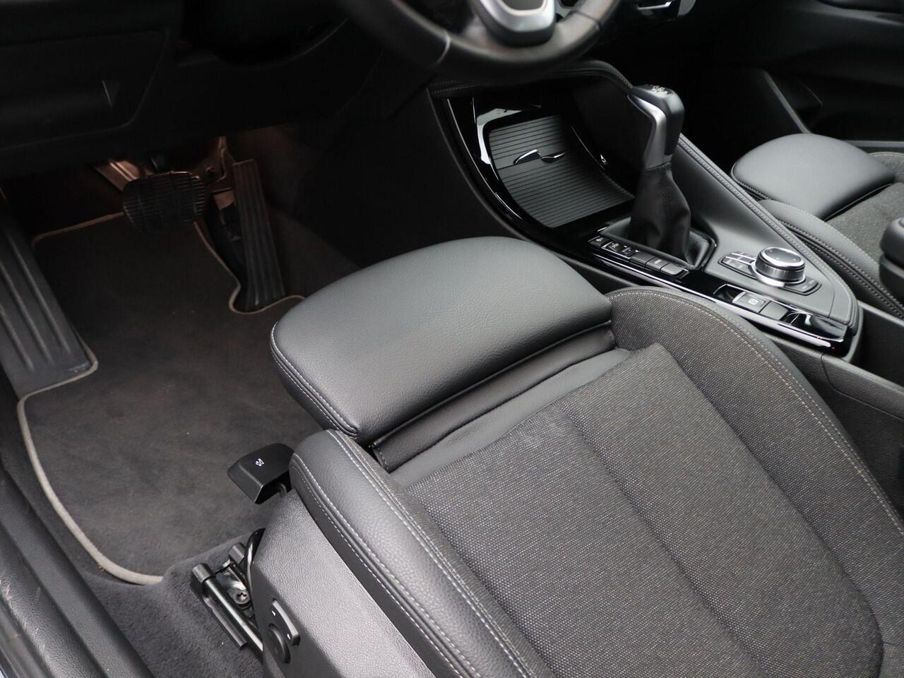 BMW X1 xDrive25e Sportline | Sportstoelen | Park Distance Control Achter | LED-koplampen | Navigatiesysteem | 18''