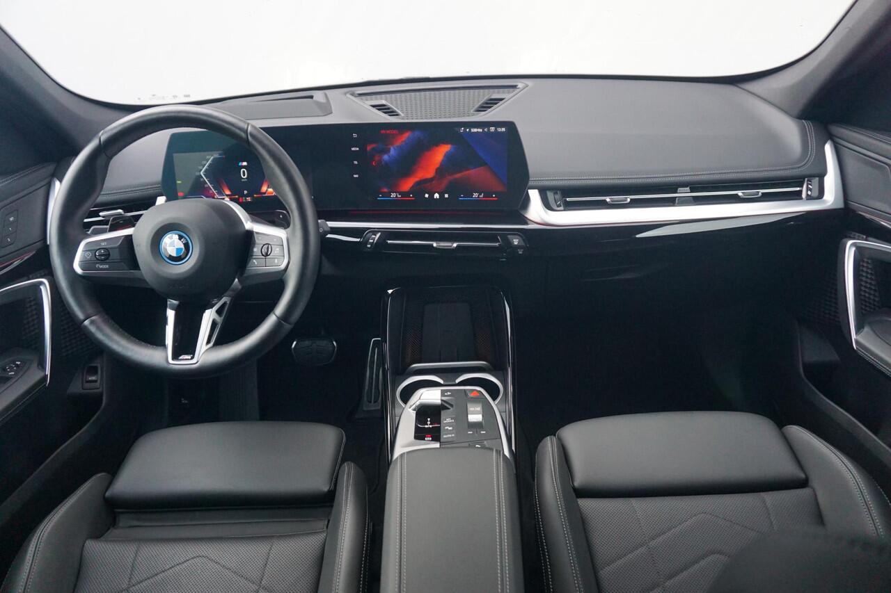 BMW X1 xDrive30e M Sportpakket 20'' / Panoramadak / Head-Up Display / Driving Assistant Plus / Elektrisch verstelbare stoelen
