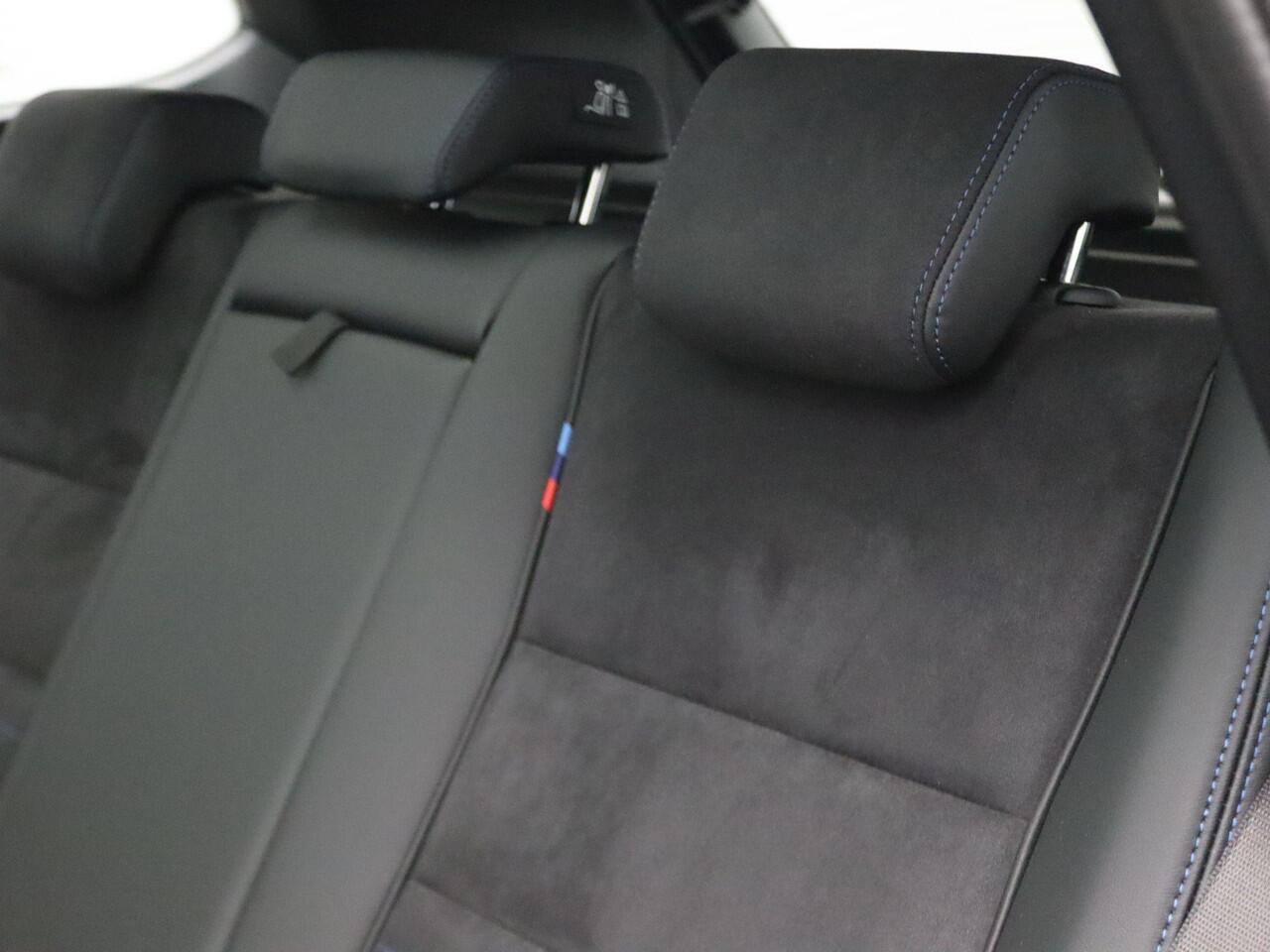 BMW X1 xDrive25e M Sportpakket Pro | Premium Pack | Travel Pack | Stuurwielrand Verwarmd | Trekhaak | Panoramadak | Driving Assistant | Parking Assistant | Harman Kardon | 19''