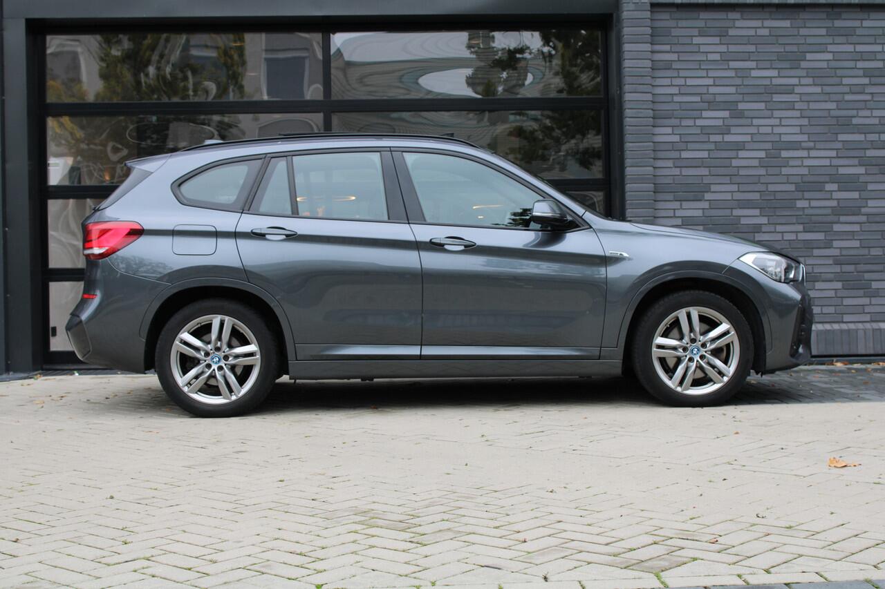 BMW X1 xDrive25e High Executive M-SPORT | BTW | PANO | ACC | CAMERA | KEYLESS | HUD | STOELVERWARMING |