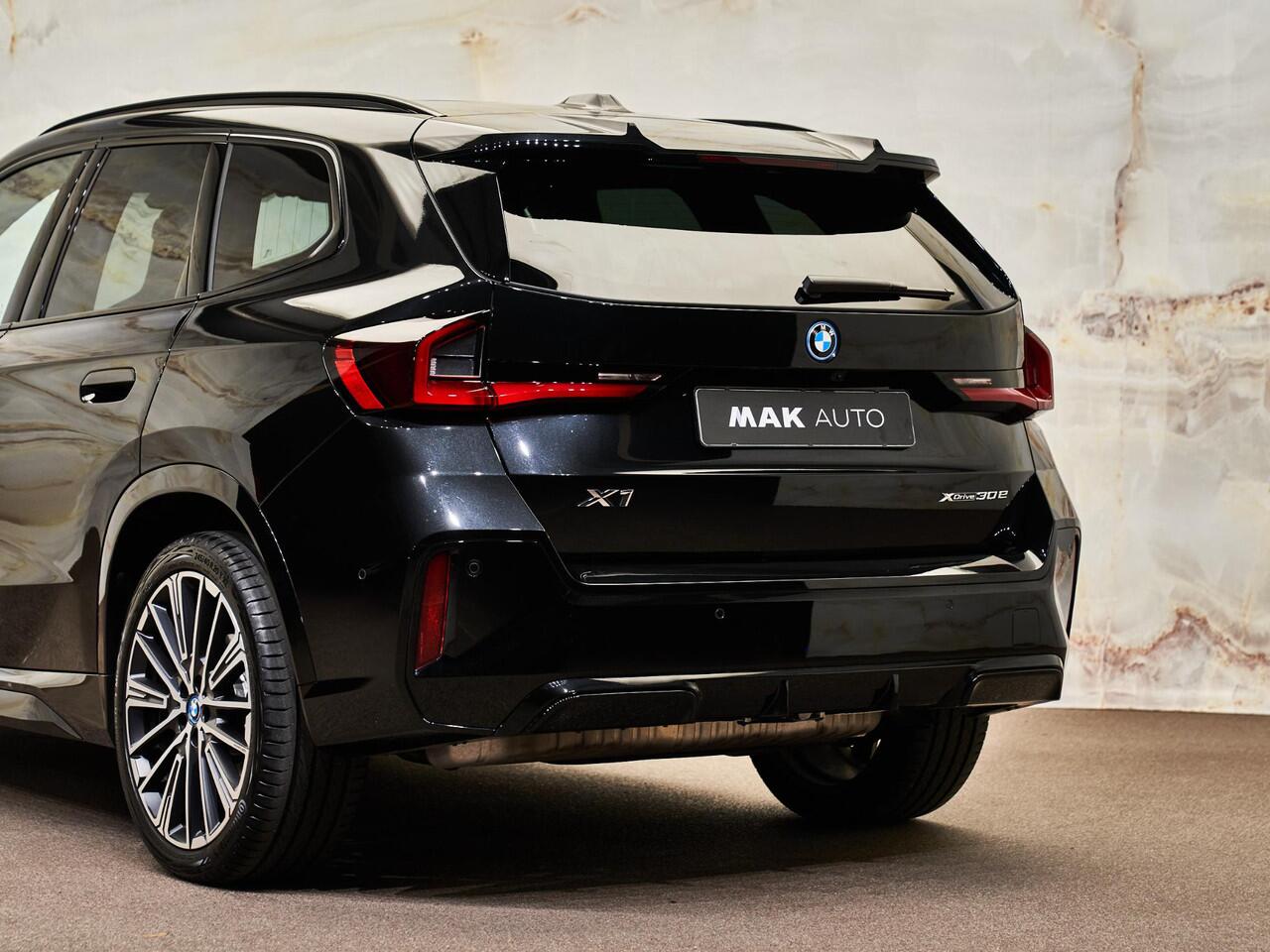 BMW X1 xDrive30e M Sport Pro, M stoelen, pano, tr.haak, H/K, 20", HUD, ACC, keyless, privacy