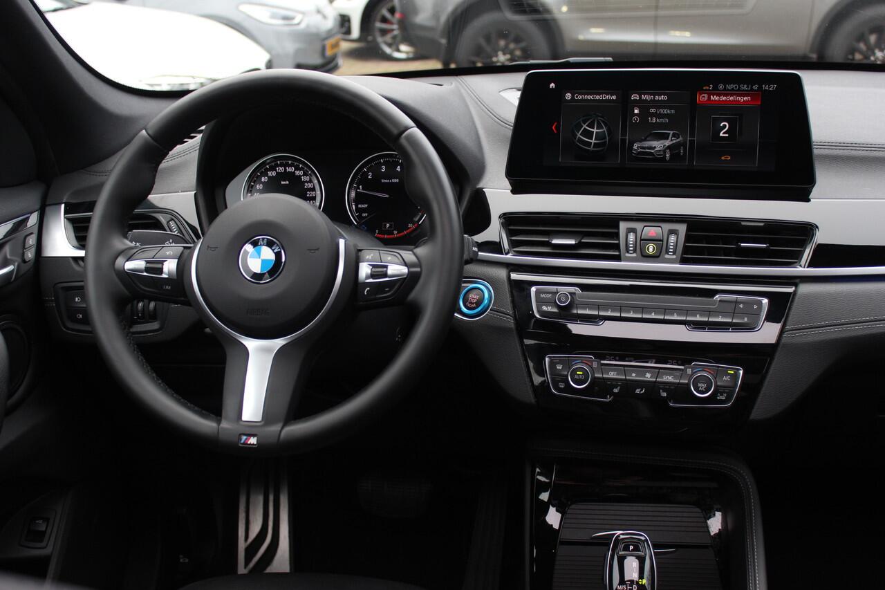 BMW X1 sDrive20i High Executive Ed. M Sport / Trekhaak / Panoramadak / Camera / Head-up / 19'' / Memory seats / Leder / Stuurverwarming / Navigatie / DAB / Stoelverwarming / Cruise Control