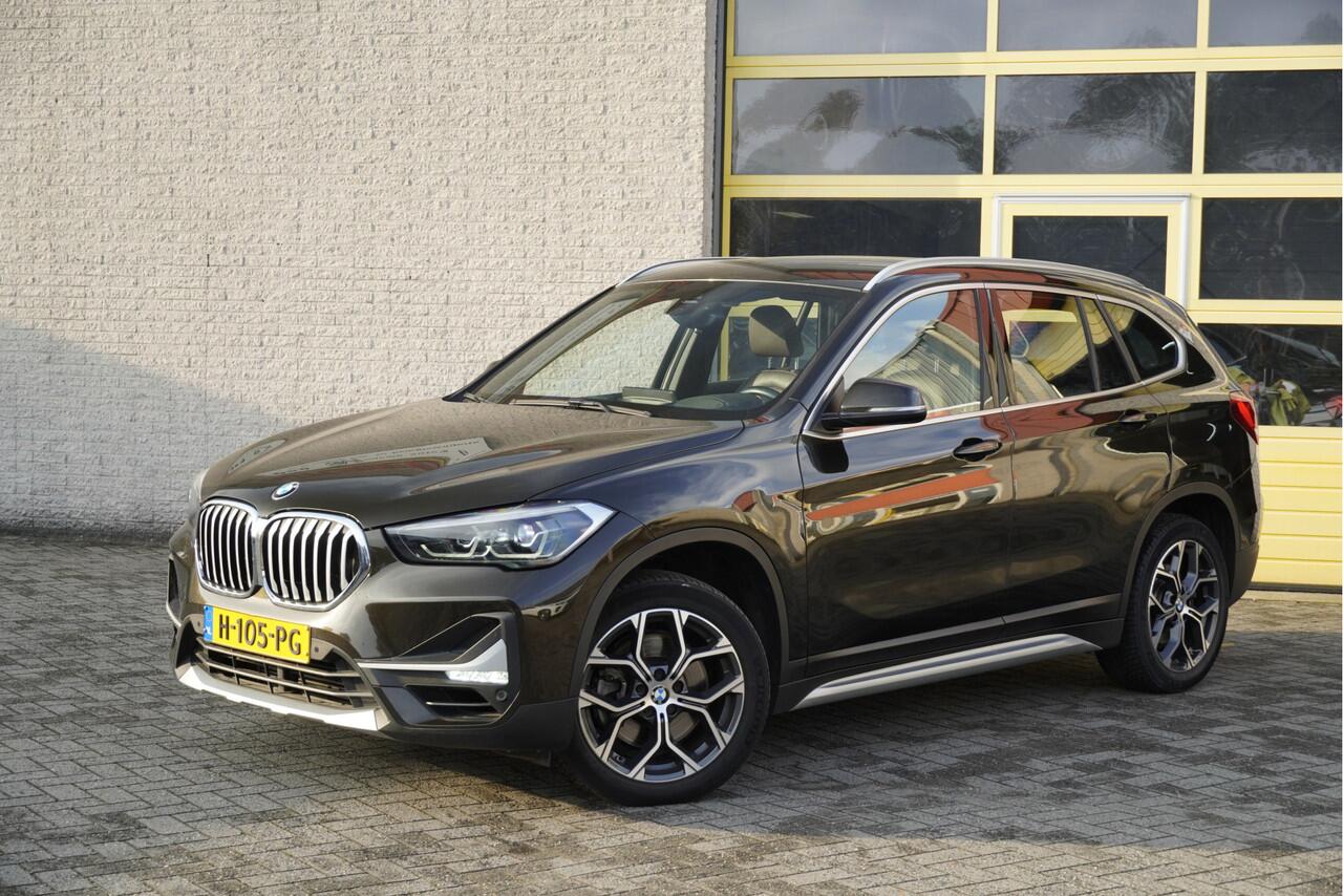 BMW X1 sDrive20i 192PK! Automaat VDL Nedcar Edition Executive BJ2020 Lmv 18" | Led | Pdc | Navi | Sideskirts | Head-Up display | Elek. achterklep | Climate control | Cruise control | Lederen bekleding | Verwarmde voorstoelen | Zwarte hemel | Getint glas