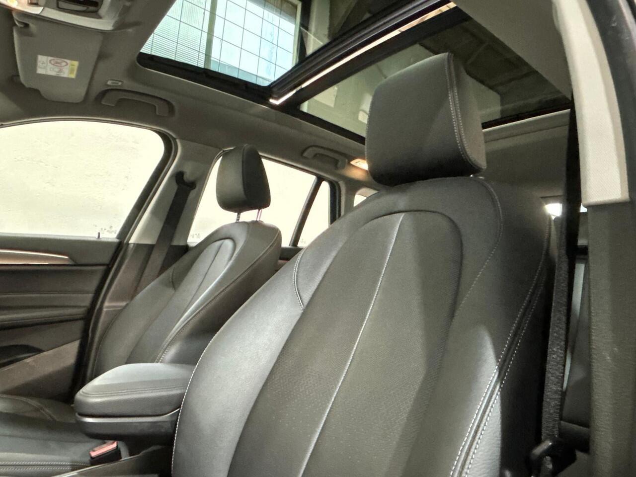 BMW X1 sDrive20i Orange Edition III | Panoramadak | Leder | Head-Up | Trekhaak | NL auto|